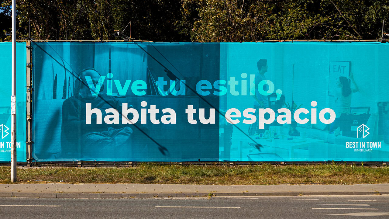 Valla publicitario con fotografías de personas en distintos espacios de un hogar, tiene el texto vive tu estilo, habita tu espacio. Además incorpora el logotipo de la inmobiliaria Best in Town. Un diseño moderno con colores que reflejan energía y modernidad para una Inmobiliaria en Puebla.