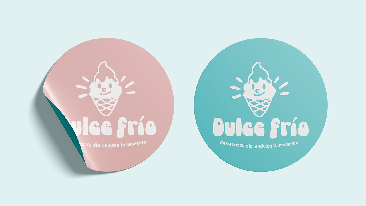 Stickers circulares de Dulce Frío, con el logotipo y el eslogan de la marca. Diseño en dos colores: rosa y azul claro.