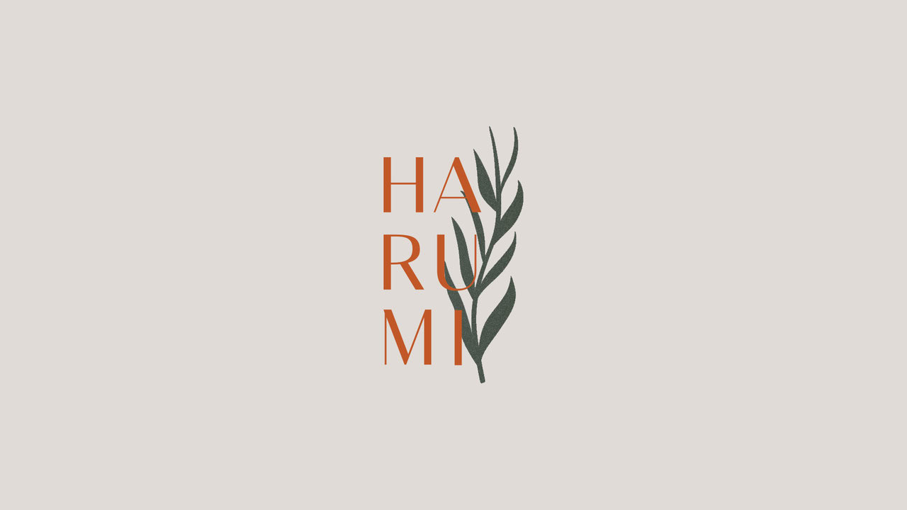 Logotipo de Harumi, marca de productos de belleza naturales. Diseño con tipografía sans-serif y una ilustración de hojas verdes. Identidad elegante para marca de belleza natural: paleta nude, esencia ecológica y libre de crueldad.