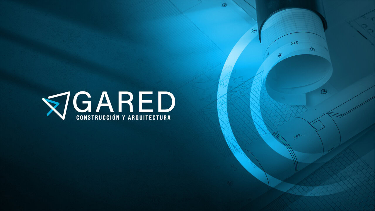 Logotipo creativo para despacho de construcción y arquitectura, sobre un moderno fondo azul con planos arquitectónicos de fondo.