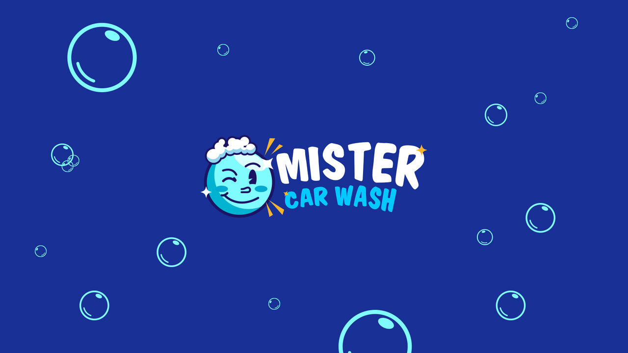 Logotipo de Mister Car Wash sobre fondo azul oscuro. El diseño incluye una cara sonriente con espuma y la frase 'Mister Car Wash'. Identidad visual moderna para emprendimiento de autolavado en la ciudad de puebla, colores vibrantes y diseño juvenil.