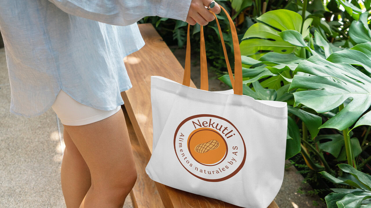 Joven mujer sosteniendo una bolsa de manta con el logotipo de una empresa de alimentos naturales.